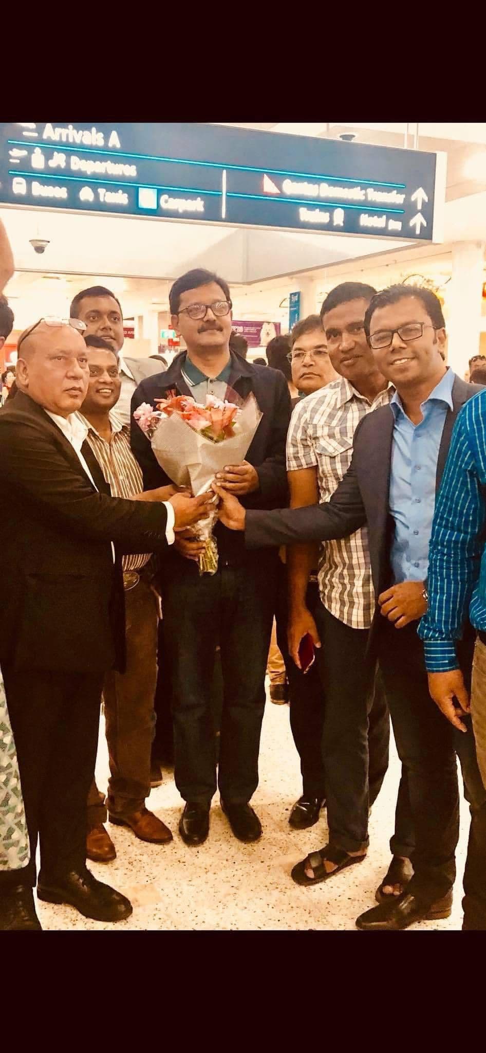 Delegation greeted with flowers at the airport